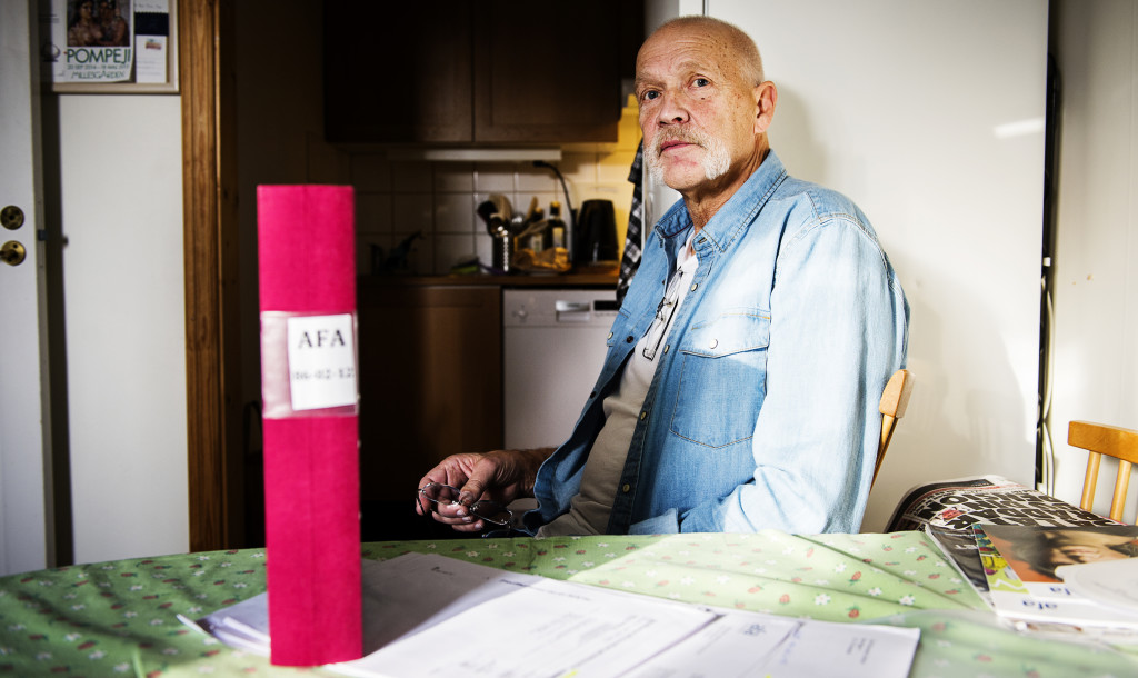 foto : ola axman : 19 februari 2016 stockholm. leif kåvestad berättar om sin kamp mot afa för att få ut sin rätta ersättning för sin arbetsskada och hjälper idag många andra att få rätt ersättning mot afa försäkringar. han menar att afa försäkringar som ägs av lo, tco och näringslivet har satt i system att betala ut för lite pengar till arbetsskadade som förlorar stora pengar under en livstid. foto: ola axman