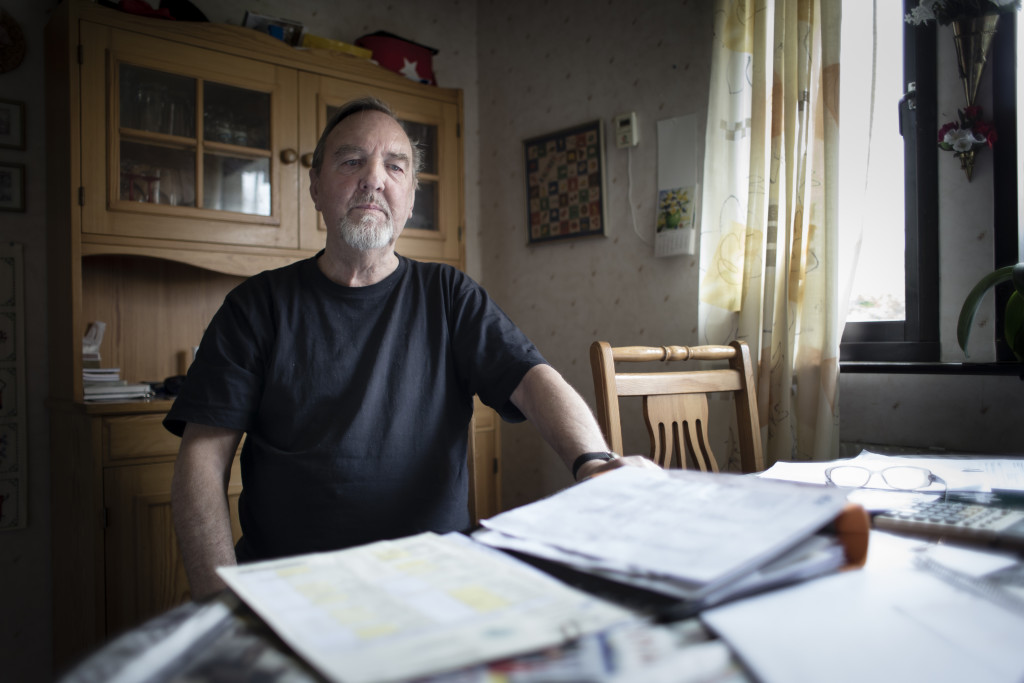 foto : anders deros : ingvar larsson frstrde axlar och armar i arbetet som undertaksmontr. han kunde inte lngre lyfta armarna eller sl i en spik. han fick det klassat som arbetsskada av frskringskassan, men afa nekade honom livrnta. han fick hjlp av leif kvestad att driva sitt rende mot afa och fick nyligen ut de pengar han hade rtt till enligt arbetsskadefrskringen. foto: anders deros