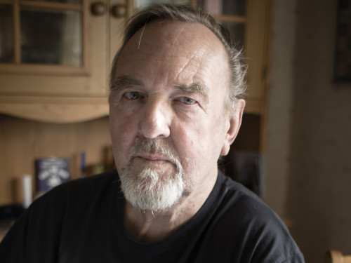 foto : anders deros : ingvar larsson förstörde axlar och armar i arbetet som undertaksmontör. han kunde inte längre lyfta armarna eller slå i en spik. han fick det klassat som arbetsskada av försäkringskassan, men afa nekade honom livränta. han fick hjälp av leif kåvestad att driva sitt ärende mot afa och fick nyligen ut de pengar han hade rätt till enligt arbetsskadeförsäkringen. foto: anders deros