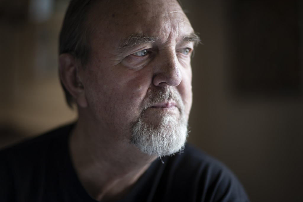foto : anders deros : ingvar larsson frstrde axlar och armar i arbetet som undertaksmontr. han kunde inte lngre lyfta armarna eller sl i en spik. han fick det klassat som arbetsskada av frskringskassan, men afa nekade honom livrnta. han fick hjlp av leif kvestad att driva sitt rende mot afa och fick nyligen ut de pengar han hade rtt till enligt arbetsskadefrskringen. foto: anders deros