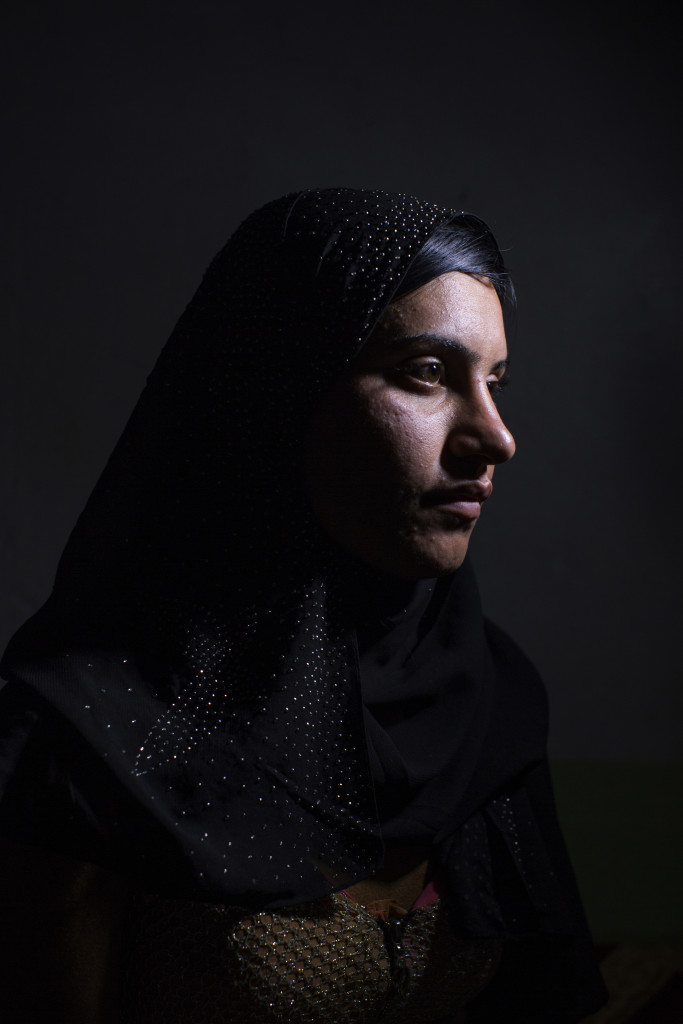 Sinjar, Irak
Asa Mahmud, 17 r, 15 nr hon kidnappades av ISIS. Hon hlls fngen i Mosul. Hon sldes mellan olika ISIS mn och vldtogs. Hon frskte ta livet av sig flera gnger och r nu mycket deprimerad. Hon bor med sin pappa i ett flyktinglger i Sinjar bergen. Mnga av hennes syskon och mamma saknas fortfarande.
Photo: Niclas Hammarstrm