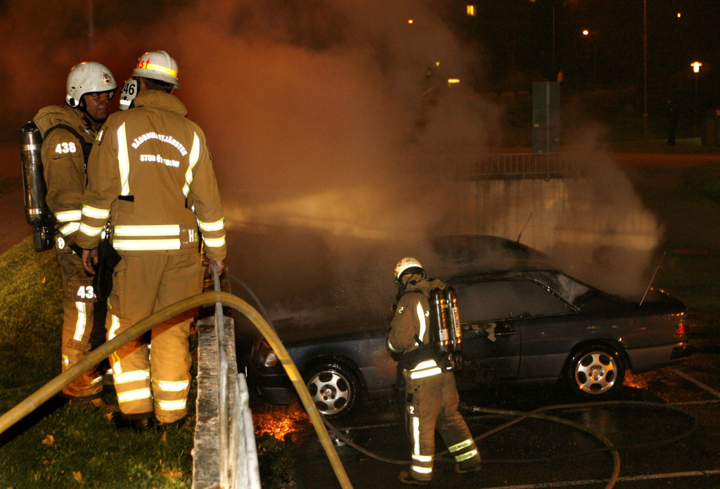 frorterna brinner. bilbrand p smaragdgatan i vstra frlunda