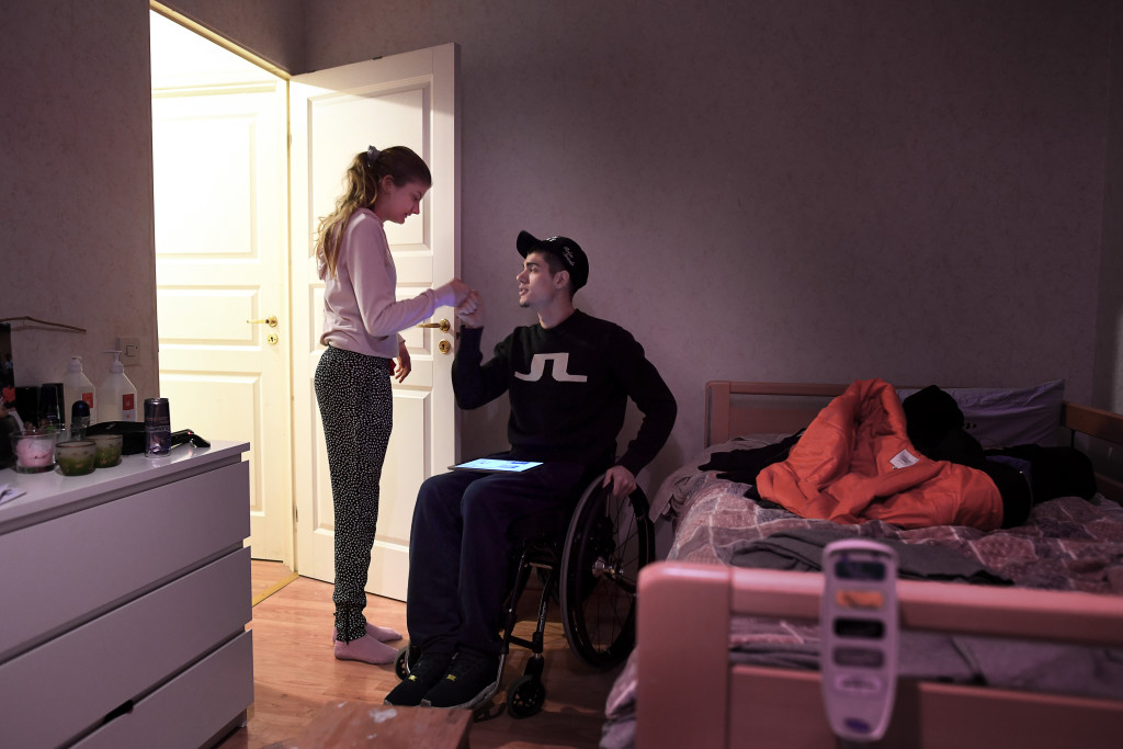 foto : urb : dokument jrvafltet. den ihjlskjutne robin sinisalos bror alejandro som r frlamad frn brsthjd och nedt. bilden i drren med ljusen till vnster och aejandro till hger . det var dr och s dom stod nr dom blev beskjutna. robin till vnster alejandro till hger... foto urban andersson