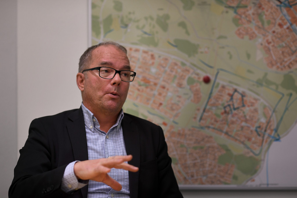 foto : urb : dokument jrvafltet. den ihjlskjutne robin sinisalos bror alejandro som r frlamad frn brsthjd och nedt. bilden i drren med ljusen till vnster och aejandro till hger . det var dr och s dom stod nr dom blev beskjutna. robin till vnster alejandro till hger... foto urban andersson
