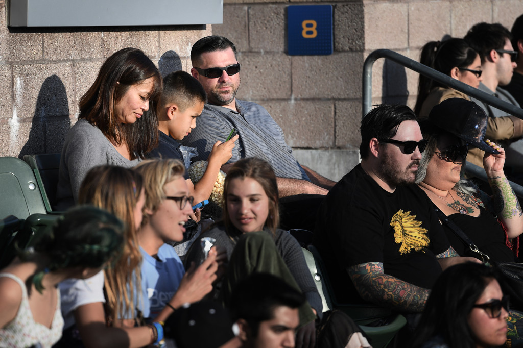 familjen covit på california state universitys idrottstadion. om en stund ska bernie sanders tala foto urban andersson