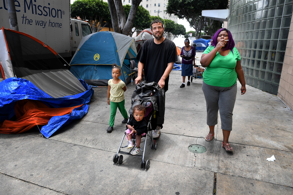 xiomara hernandez,4, kom fr ngra dagar sedan med sina frldrar james och mariah och lillasyster xylena till los angeles frn houston, texas.