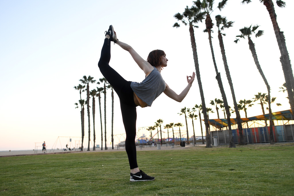 jennifer, yogainstruktr och konstkonsult p utegymmet p stranden i santa monica. la foto urban andersson foto : urb : amanda lind ny partisekreterare mp foto urban andersson