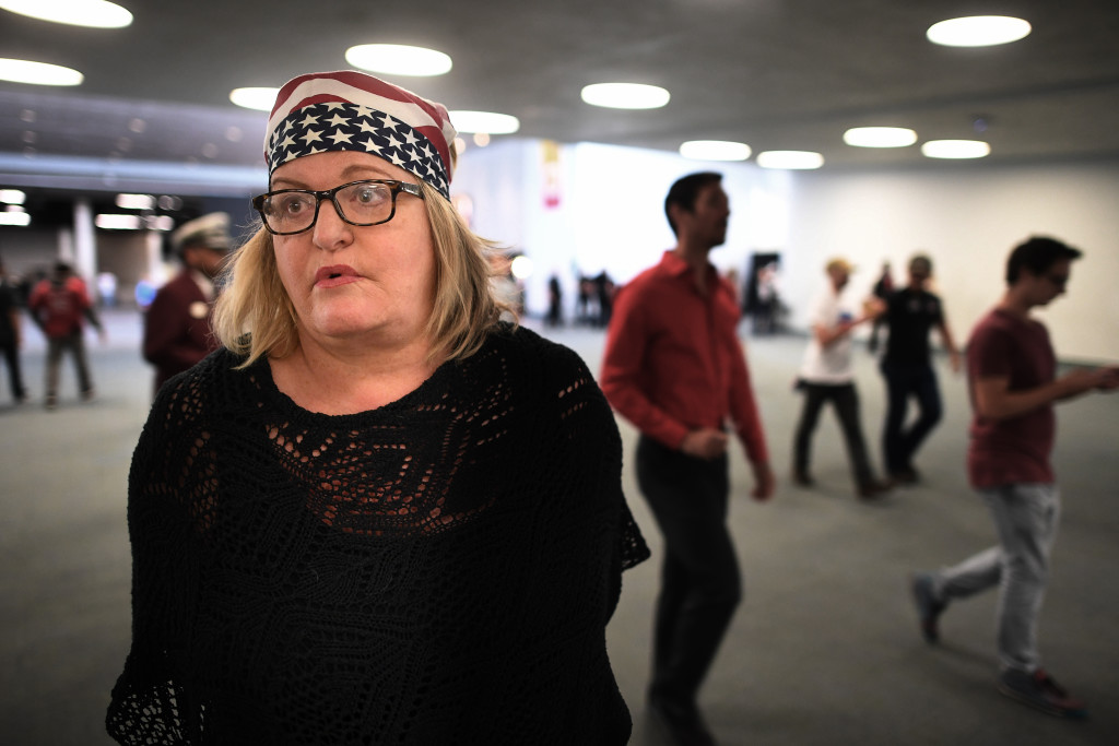 gina carr, 57, par timmar innan donald trump talar i den enorma msshallen i anaheim sder om los angeles foto urban andersson