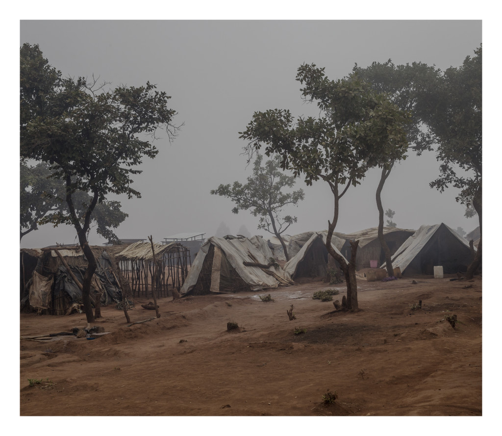 Malawi är ett av värdens fattigaste länder och extremt utsatt för klimatförändringar med torka och översvämningar. Samtidigt flyr människor in till landet från konflikter i grannländerna, framför allt från Mocambique. Situationen är också extrem för de många albinos som finns i landet de hotas av att bli mördade då deras ben och hud tros ha helande berikande krafter.