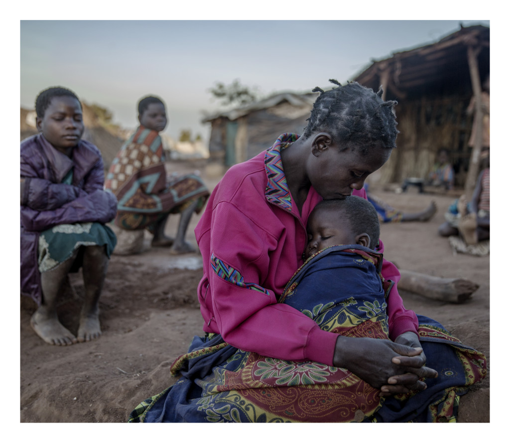Malawi är ett av värdens fattigaste länder och extremt utsatt för klimatförändringar med torka och översvämningar. Samtidigt flyr människor in till landet från konflikter i grannländerna, framför allt från Mocambique. Situationen är också extrem för de många albinos som finns i landet de hotas av att bli mördade då deras ben och hud tros ha helande berikande krafter.