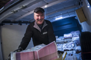 foto : jonas forsberg : 170202 chauffren tony nilsson kr lngsta strckan rnskldsvik lule 82 mil tor fr att distribuera ut aftonbladet. foto: jonas forsberg / www.jfp.se