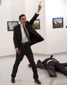 foto : burhan ozbilici : file - in this monday, dec. 19, 2016 file photo mevlut mert altintas shouts after shooting andrei karlov, right, the russian ambassador to turkey, at an art gallery in ankara, turkey. associated press photographer burhan ozbilici won the 2017 world press photo competition monday feb. 13, 2017 for the image. it was part of a series titled an assassination in turkey which also won the spot news - stories category, captured in the moments before and after altintas, an off-duty policeman, drew a handgun and shot karlov at a photo exhibition. (ap photo/burhan ozbilici, file)