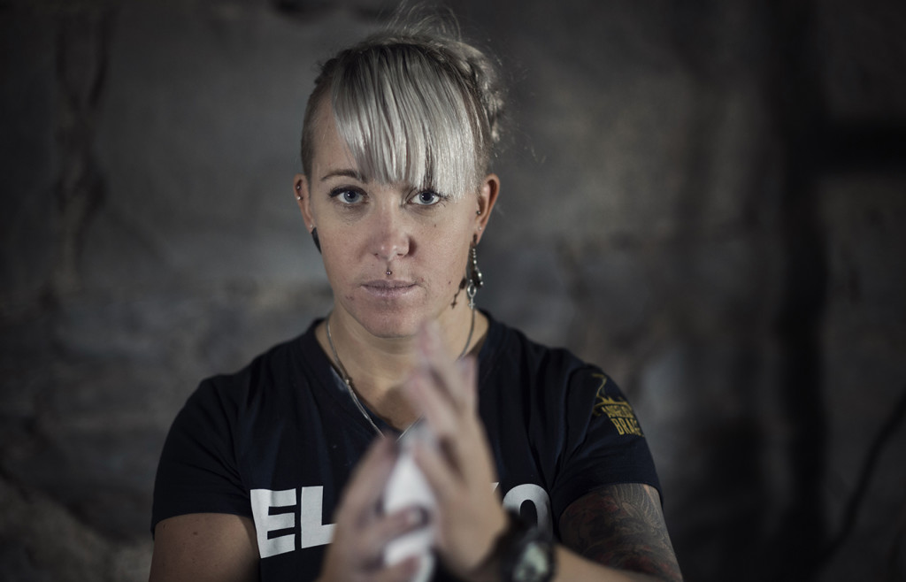 foto : anna tärnhuvud : angelica brage, styrkelyfterska i piteå, för ett kvinnoprojekt om menstruation för sportbladet.
till bildgruppen mensprojekt.