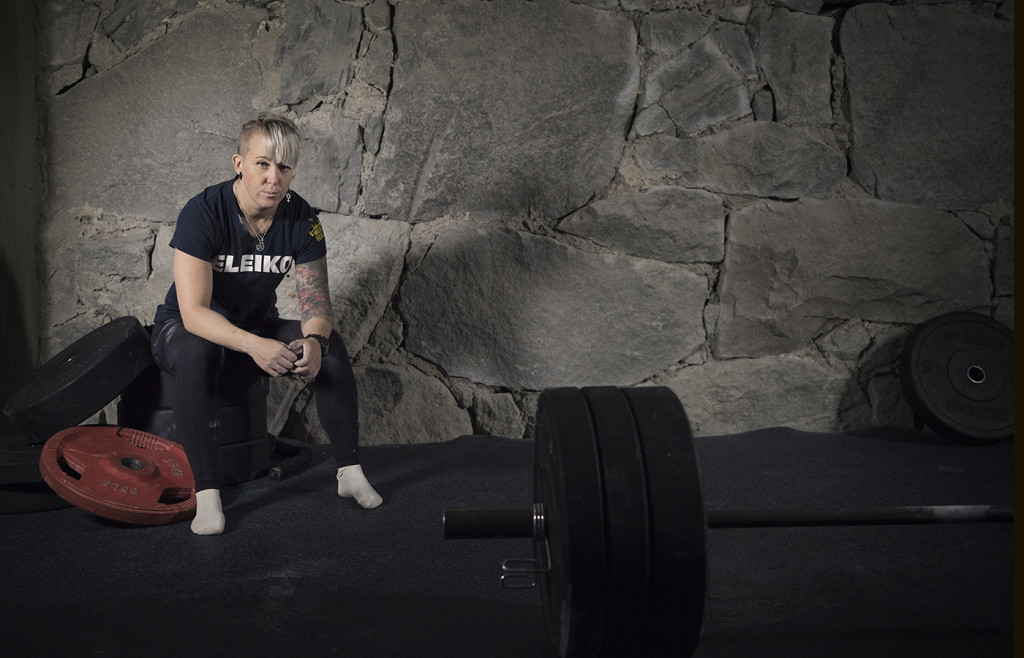 foto : anna tärnhuvud : angelica brage, styrkelyfterska i piteå, för ett kvinnoprojekt om menstruation för sportbladet. till bildgruppen mensprojekt.