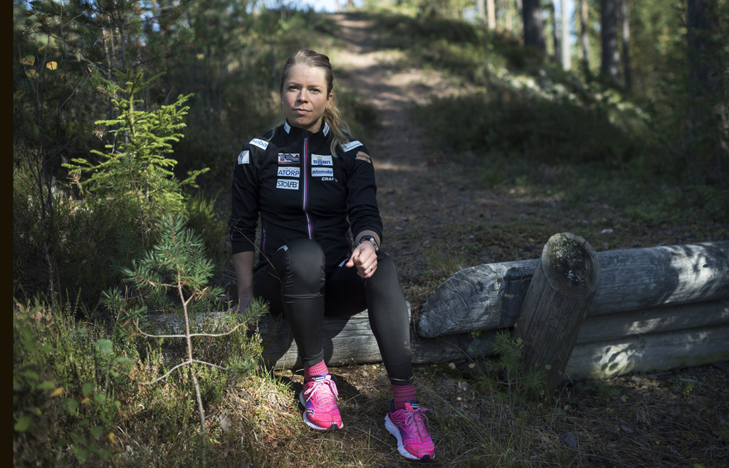 #mensendå. menstruationens påverkan på dagsformen för idrottare. foto : anna tärnhuvud : maria rydqvist, skidåkerska. till mensprojekt för sporten med petra thoren.
bildgrupp mensprojekt.