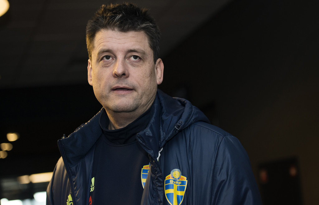 inför os-kval, sverige - schweiz. svenska landslaget tränar. mats börjesson, läkare sverige, träning action damlandslaget damer