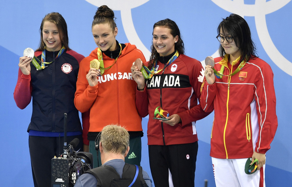 ap foto : martin meissner : from left, silver medal winner united states' kathleen baker, gold medal winner hungary's katinka hosszu, and joint bronze medal winners canada's kylie masse and china's fu yuanhui hold up their medals in the ceremony for the women's 100-meter backstroke final during the swimming competitions at the 2016 summer olympics, monday, aug. 8, 2016, in rio de janeiro, brazil. (ap photo/martin meissner) rio olympics swimmin automatarkiverad