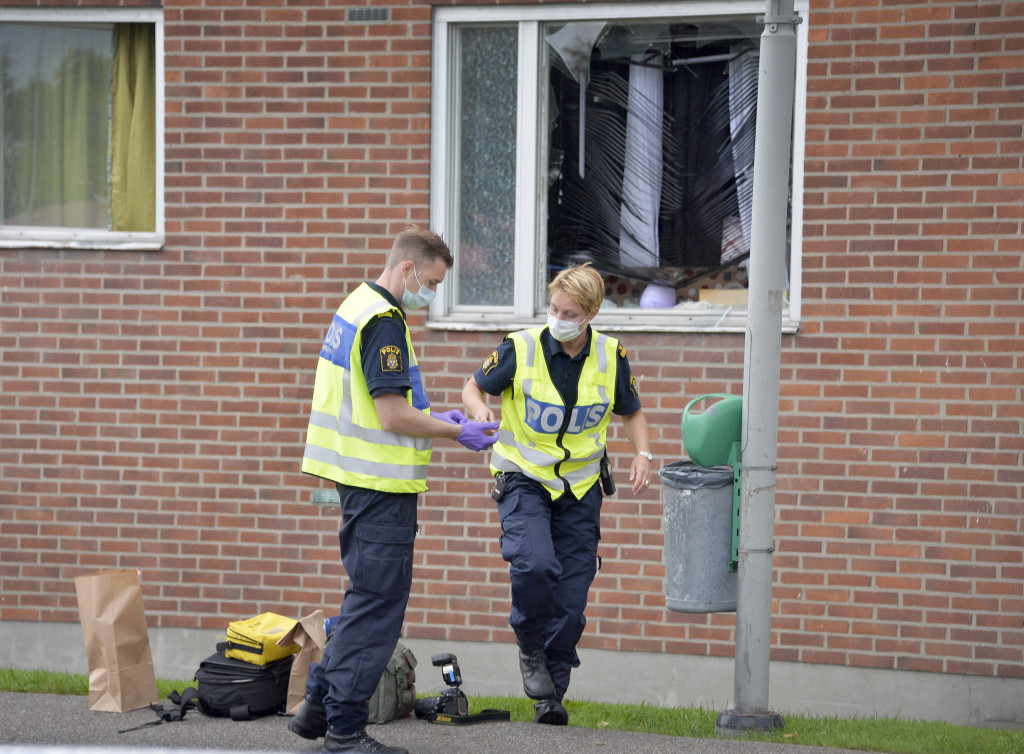 8-årige yuusuf warsame dödades av handgranat på dimvädersgatan 11 i biskopsgården, göteborg den 22 augusti 2016. 25-årige ahmed warsame som dömdes†för morden på vår krog och bar den 18 mars 2015†är skriven på adressen. polisen på mordplatsen