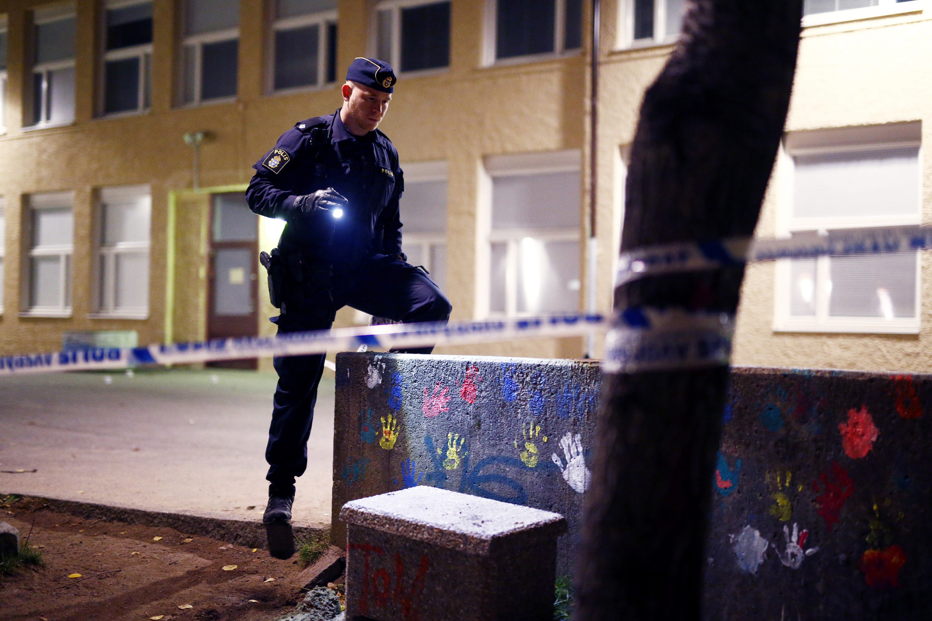 en 26-årig man sköts till döds utanför sjumilaskolan, biskopsgården i göteborg den 30 oktober 2015. polisen på mordplatsen