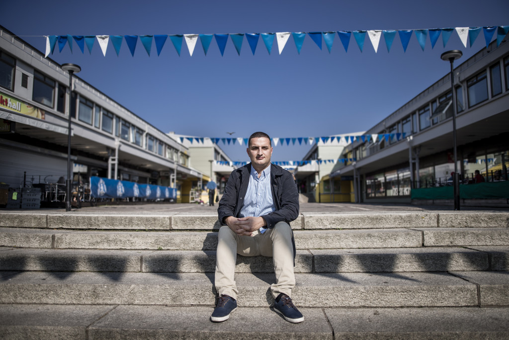 foto : anders deros : dokument om biskopsgrden. jahja zeqiraj. ordfrande i stadsdelsnmnden. vrvderstorget. vr krog & bar till vnster i bakgrunden. text: peter kadhammar. foto: anders deros