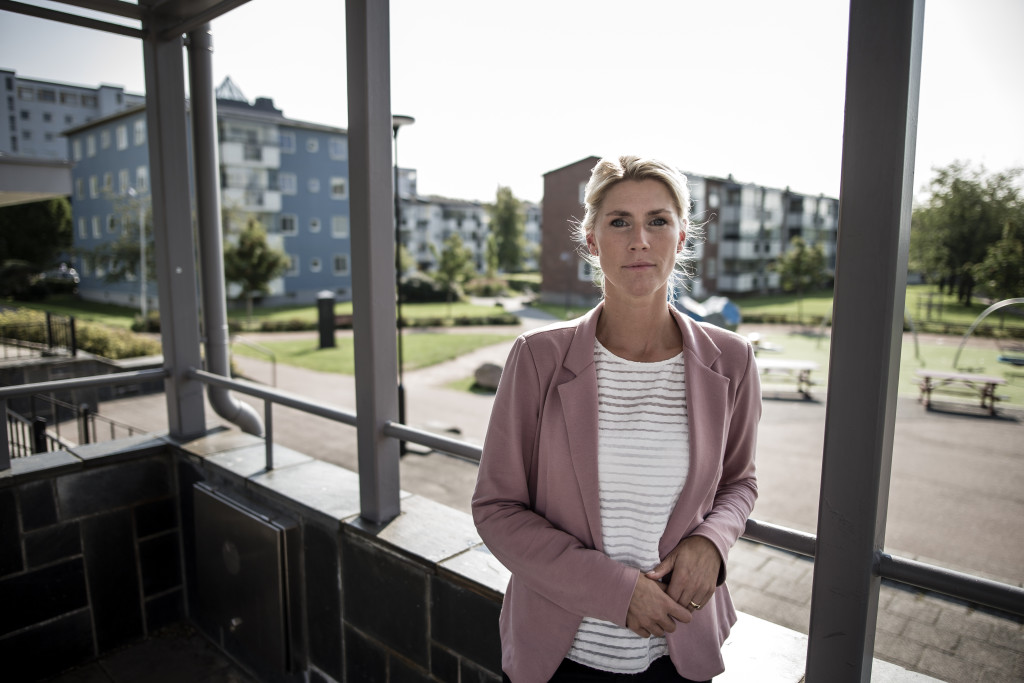 foto : anders deros : dokument om biskopsgrden. ylva morén, omrdeschef fr bistnds- och myndighetsutvning vid stadsdelsfrvaltningen vstra hisingen. vrvderstorget. text: peter kadhammar. foto: anders deros