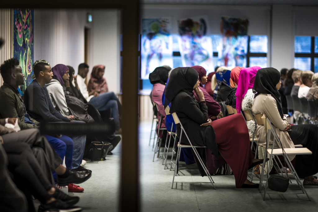 foto : anders deros : dokument om biskopsgrden. efter sprngddet dr 8-rige yusuuf dog bildades en frldrafrening. hr har dom sitt andra mte med blandande talare. text: peter kadhammar. foto: anders deros