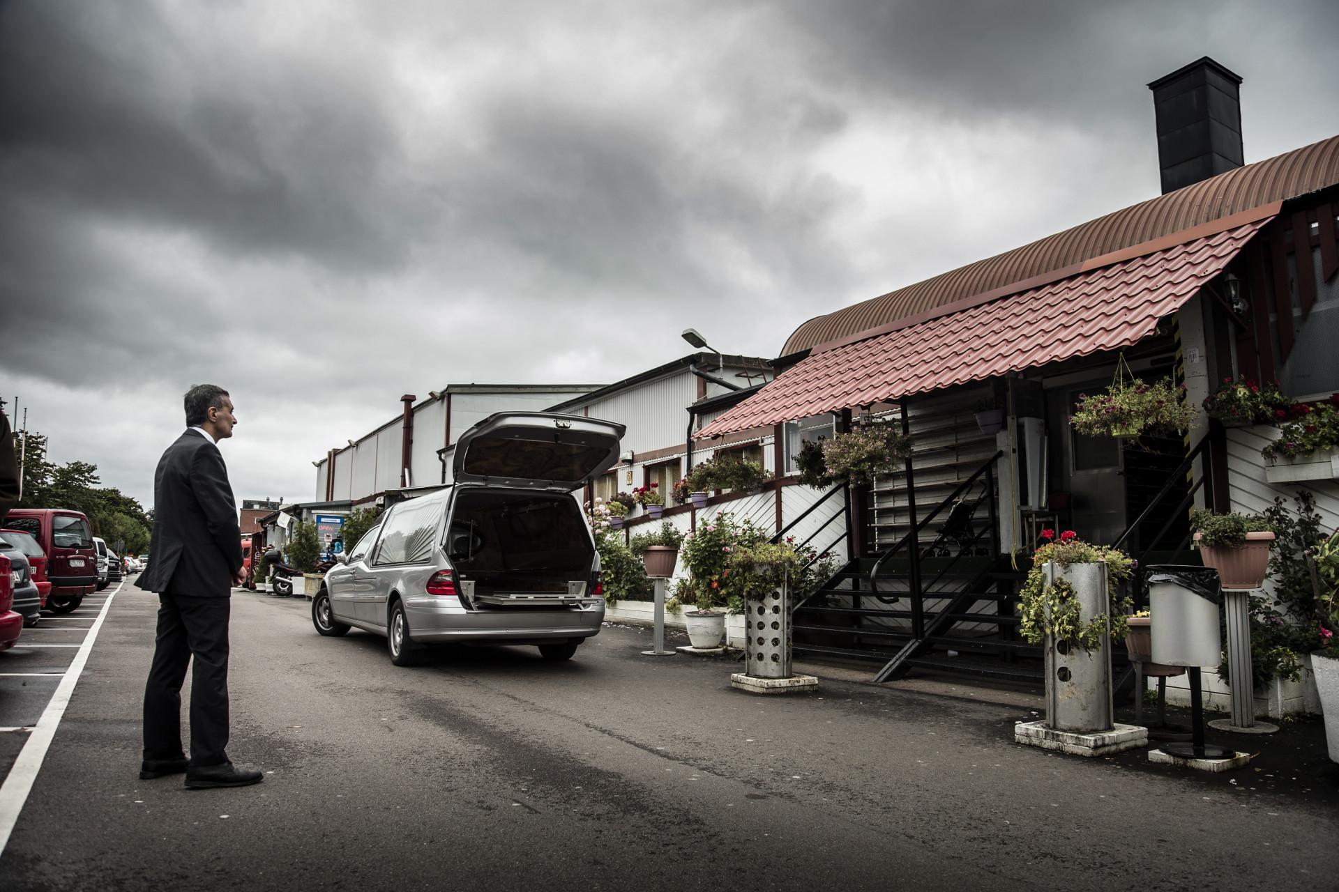 foto : anders deros : dokument om biskopsgrden. 8-rige yuusuf ddades nr en handgranat kastades in i en lgenhet p dimvdersgatan i biskopsgrden. yuusuf som kom frn england begravdes i gteborg. begravningsentreprenren vntar p kistan efter att begravningsceremonin hllits i bellevuemoskén. text: peter kadhammar. foto: anders deros