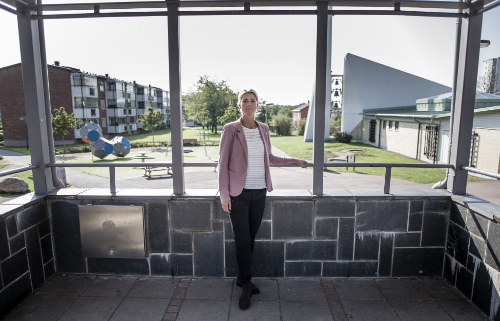 foto : anders deros : dokument om biskopsgrden. ylva morén, omrdeschef fr bistnds- och myndighetsutvning vid stadsdelsfrvaltningen vstra hisingen. vrvderstorget. text: peter kadhammar. foto: anders deros