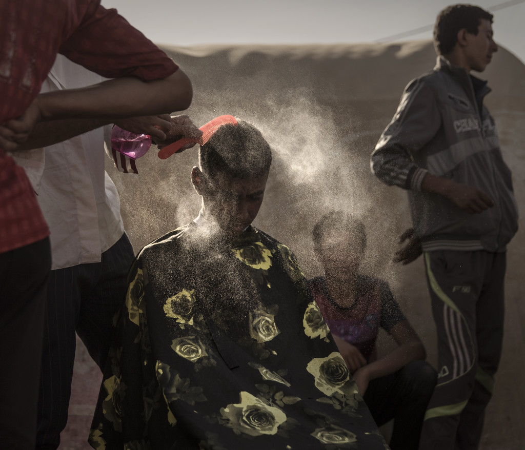 Debaga flyktingläger ligger utanför Mosul och Erbil i norra Irak. Hit kommer mest internflyktingar som flyr kriget och IS terror. Lägret är redan överfullt och snart väntar många fler flyktingar när den irakiska armen tillsammans mer kurdiska Persmerga väntas slå till mot det starka IS-fästet Mosul.
Foto: Magnus Wennman