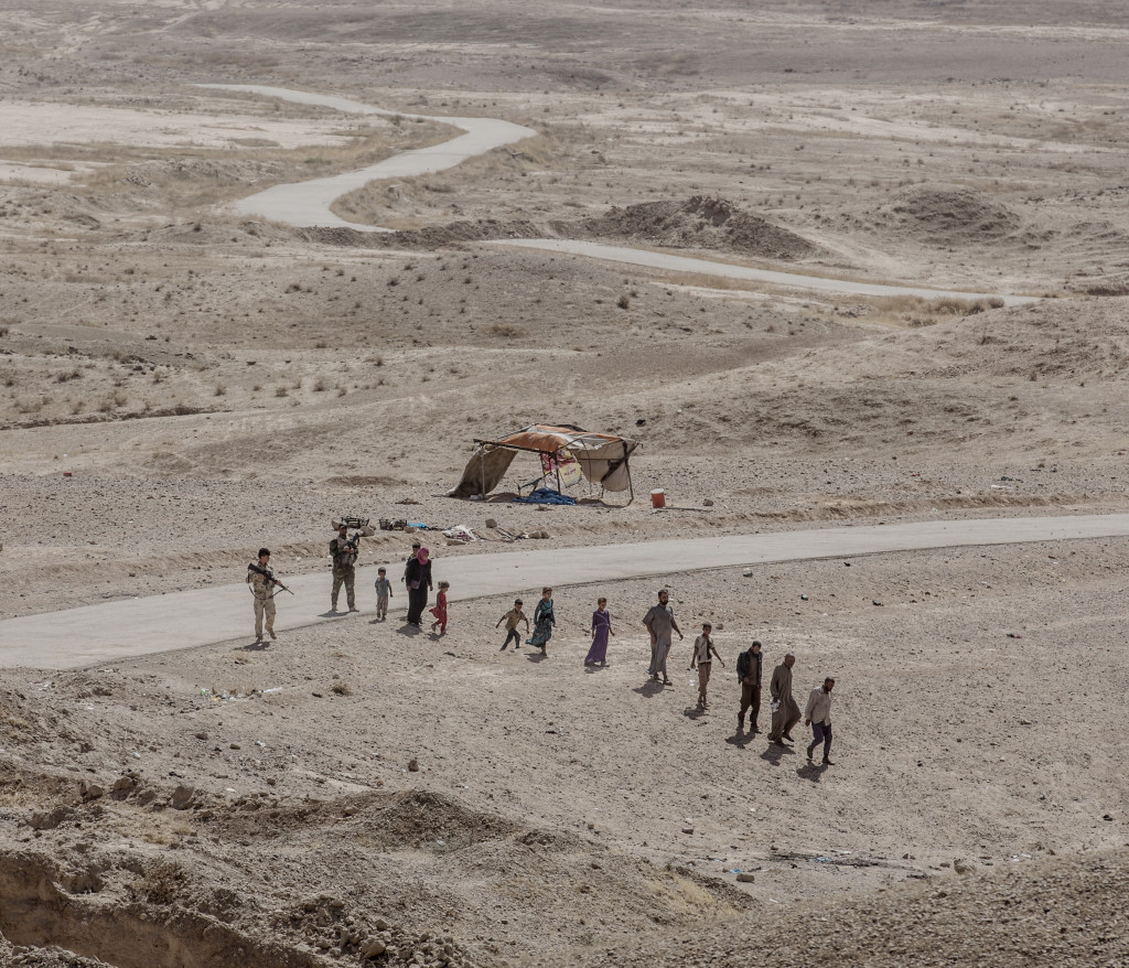 foto : magnus wennman : irak. fronten mot is. i bergen utanfr mosul har kurdiska styrkorna, persmerga sin frontlinje mot is. 12 mn, kvinnor och barn som lyckats fly frn en is kontrollerad by har tagit sig genom knen och skt skydd hos de kurdiska styrkorna. de frhrs och kontrolleras noga innan de frs vidare p et lasbilsflak mot ytterligare frhr och senare till flyktinglger.