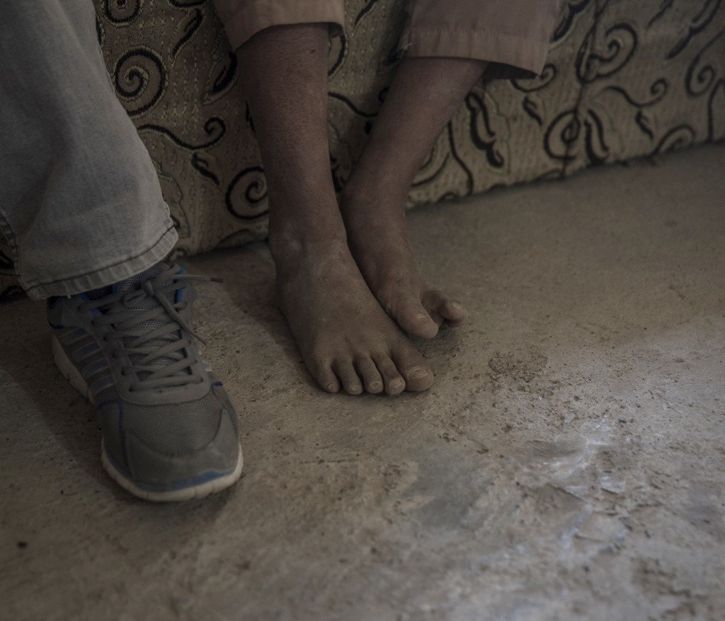 foto : magnus wennman : irak. fronten mot is. i bergen utanfr mosul har kurdiska styrkorna, persmerga sin frontlinje mot is. 12 mn, kvinnor och barn som lyckats fly frn en is kontrollerad by har tagit sig genom knen och skt skydd hos de kurdiska styrkorna. de frhrs och kontrolleras noga innan de frs vidare p et lasbilsflak mot ytterligare frhr och senare till flyktinglger.