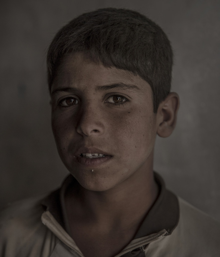 foto : magnus wennman : irak. fronten mot is. i bergen utanfr mosul har kurdiska styrkorna, persmerga sin frontlinje mot is. 12 mn, kvinnor och barn som lyckats fly frn en is kontrollerad by har tagit sig genom knen och skt skydd hos de kurdiska styrkorna. de frhrs och kontrolleras noga innan de frs vidare p et lasbilsflak mot ytterligare frhr och senare till flyktinglger.
