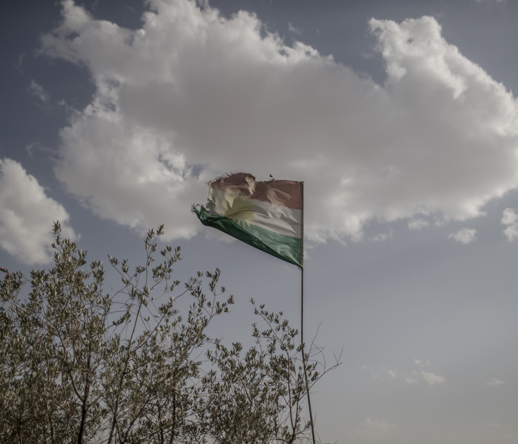 foto : magnus wennman : irak. fronten mot is. i bergen utanfr mosul har kurdiska styrkorna, persmerga sin frontlinje mot is. 12 mn, kvinnor och barn som lyckats fly frn en is kontrollerad by har tagit sig genom knen och skt skydd hos de kurdiska styrkorna. de frhrs och kontrolleras noga innan de frs vidare p et lasbilsflak mot ytterligare frhr och senare till flyktinglger.