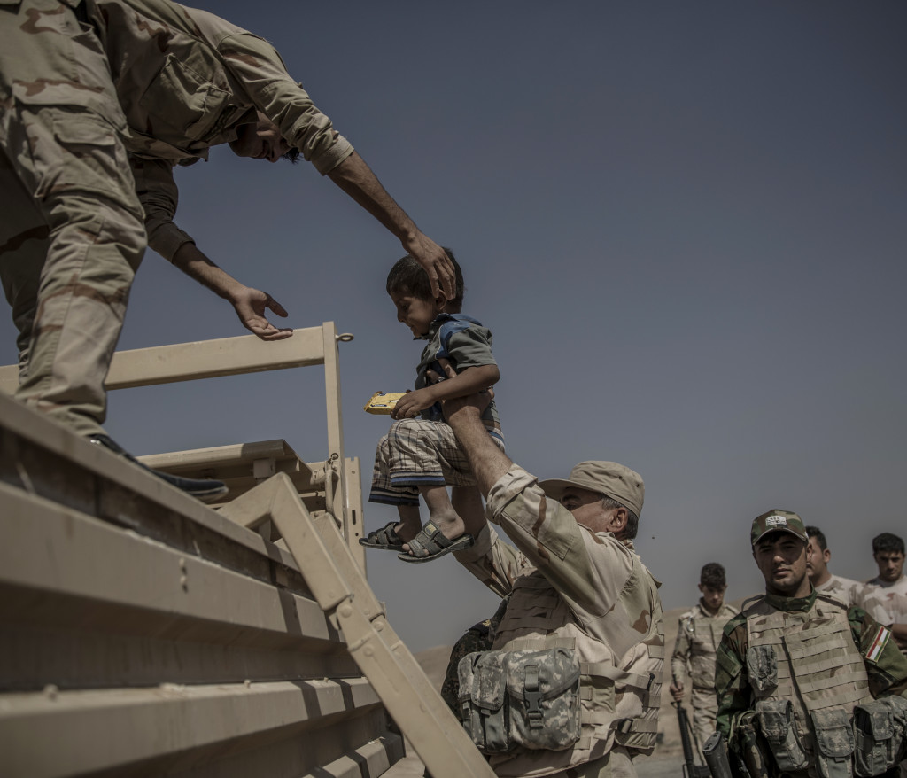 foto : magnus wennman : irak. fronten mot is. i bergen utanfr mosul har kurdiska styrkorna, persmerga sin frontlinje mot is. 12 mn, kvinnor och barn som lyckats fly frn en is kontrollerad by har tagit sig genom knen och skt skydd hos de kurdiska styrkorna. de frhrs och kontrolleras noga innan de frs vidare p et lasbilsflak mot ytterligare frhr och senare till flyktinglger.