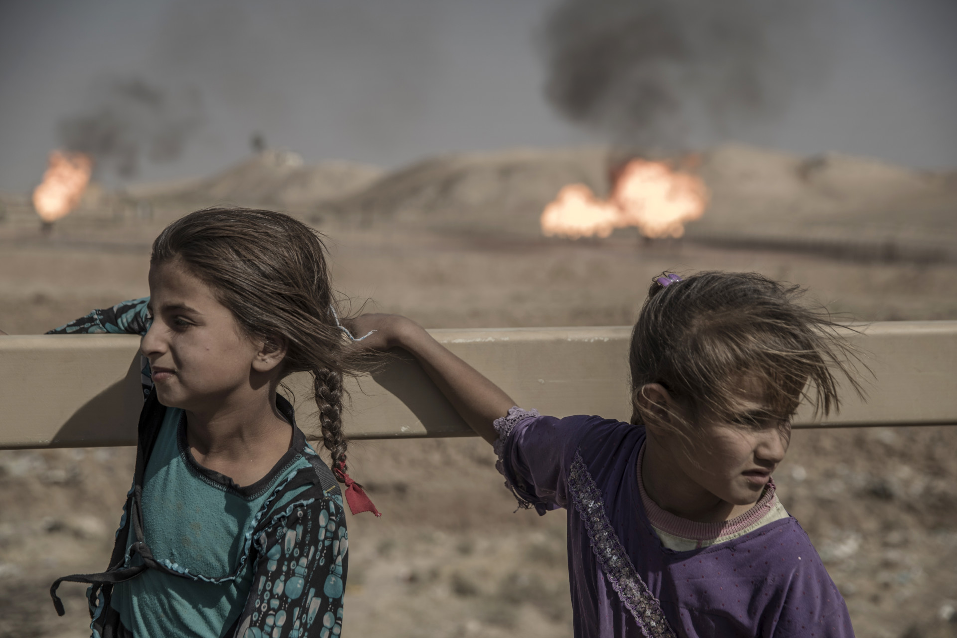 foto : magnus wennman : irak. fronten mot is. i bergen utanfr mosul har kurdiska styrkorna, persmerga sin frontlinje mot is. 12 mn, kvinnor och barn som lyckats fly frn en is kontrollerad by har tagit sig genom knen och skt skydd hos de kurdiska styrkorna. de frhrs och kontrolleras noga innan de frs vidare p et lasbilsflak mot ytterligare frhr och senare till flyktinglger.
