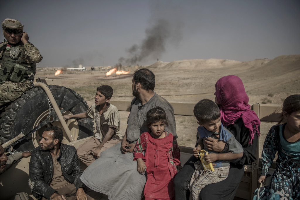 foto : magnus wennman : irak. fronten mot is. i bergen utanfr mosul har kurdiska styrkorna, persmerga sin frontlinje mot is. 12 mn, kvinnor och barn som lyckats fly frn en is kontrollerad by har tagit sig genom knen och skt skydd hos de kurdiska styrkorna. de frhrs och kontrolleras noga innan de frs vidare p et lasbilsflak mot ytterligare frhr och senare till flyktinglger.