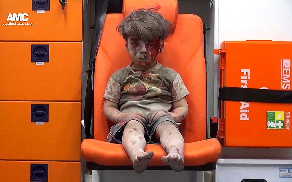 foto : ap : in this frame grab taken from video provided by the syrian anti-government activist group aleppo media center (amc), a child sits in an ambulance after being pulled out or a building hit by an airstirke, in aleppo, syria, wednesday, aug. 17, 2016. syrian opposition activists reported an airstrikes on the al-qaterji neighborhood in aleppo late wednesday. (aleppo media center via ap)