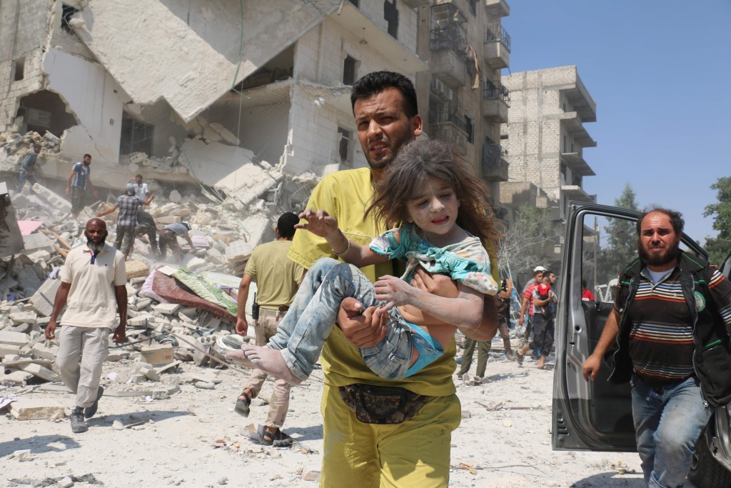 foto : ameer alhalbi : editors note: graphic content / a syrian man carries a wounded child in the maadi district of eastern aleppo after regime aircrafts reportedly dropped explosive-packed barrel bombs on august 27, 2016.
at least 15 civilians were reported killed when two bombs fell several minutes apart, near a tent where people were receiving condolences for those killed this week.
/ afp photo / ameer alhalbi / tt / kod 444