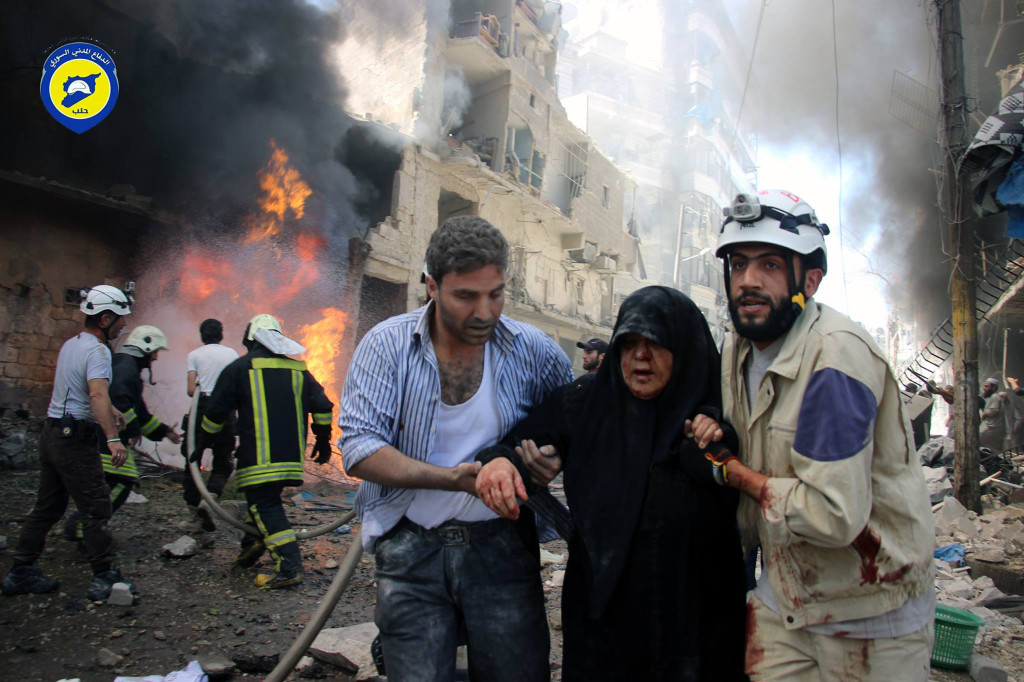 ap foto : uncredited : in this photo taken on june 8, 2016 provided by the syrian civil defense directorate in liberated province of aleppo, which has been authenticated based on its contents and other ap reporting, shows syrian civil defense workers, right, helps an injured woman after warplanes attacked a street, in aleppo, syria. after four years of grinding battles, aleppoçôs divided residents face a common fear as the prospect of a total siege looms. syriaçôs largest city used to be its economic locomotive, now it is has become an emblem of its stalemated civil war. (civil defense directorate in liberated province of aleppo via ap) this photo taken on june 8, 2016 was provided by civil defense directorate in liberated province of aleppo, a syrian anti-government activist group. ap provides access to this publicly distributed handout photo to be used for editorial purposes onl mideast syria aleppo fear of sieg automatarkiverad