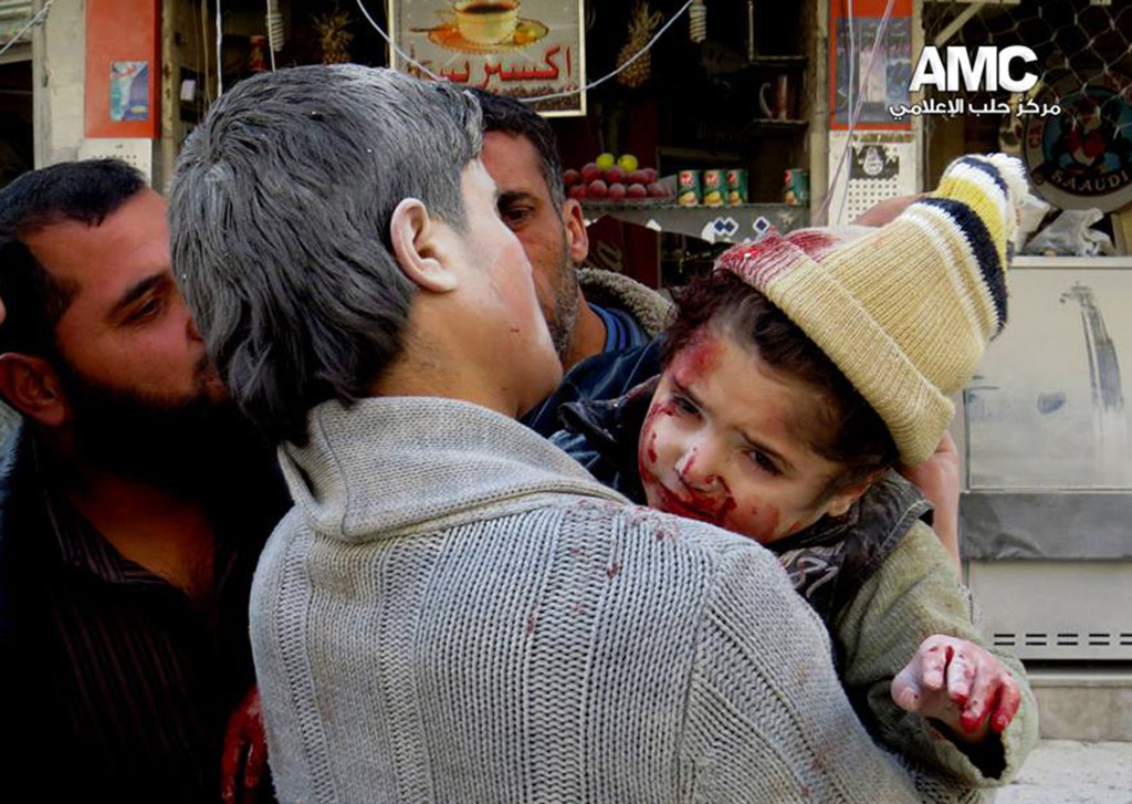 ap foto : hoep : this photo provided by the anti-government activist group aleppo media center (amc), which has been authenticated based on its contents and other ap reporting, shows a syrian man carrying a wounded child following a syrian government airstrike in aleppo, syria, monday, feb. 3, 2014. syrian government helicopters and warplanes unleashed a wave of airstrikes on more than a dozen opposition-held neighborhoods in the northern city of aleppo on sunday, firing missiles and dropping crude barrel bombs in a ferocious attack that killed at least 36 people, including children, activists said. (ap photo/aleppo media center, amc) / tt / kod 436 this photo provided by aleppo media center amc, an anti-government activist group. ap provides access to this publicly distributed handout photo to be used for editorial purposes onl mideast syri automatarkiverad