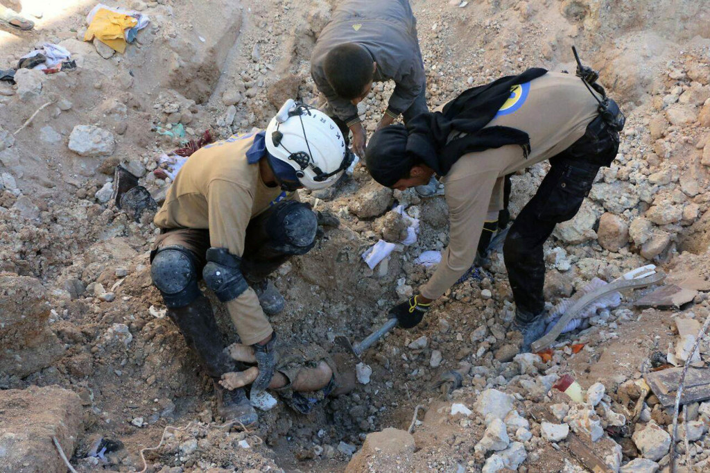 foto : uncredited : in this photo provided by the syrian civil defense group known as the white helmets, shows members of civil defense removing a dead body from under the rubble after airstrikes hit in aleppo, syria, saturday, sept. 24, 2016. syrian government forces captured a rebel-held area on the edge of aleppo on saturday, tightening their siege on opposition-held neighborhoods in the northern city as an ongoing wave of airstrikes destroyed more buildings. (syrian civil defense white helmets via ap)