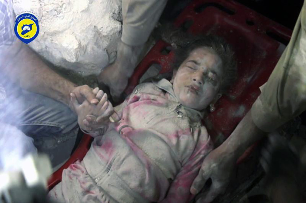 foto : uncredited : in this wednesday, sept. 28, 2016, photo provided by the syrian civil defense group known as the white helmets, shows survived child ghazal akhtarini, carried by civil defense workers from under the rubles after airstrikes hit al-shaar neighborhood in aleppo, syria. nearly 100 children were killed in a single week in aleppo as syrian and russian warplanes sought to bombard into submission the rebel eastern districts of the city that have held out against syrian government forces for five years. without hope for the future, no regular schooling and little access to nutritious food, the children of aleppo and their parents struggle to survive and fear the threat an imminent ground offensive. (syrian civil defense white helmets via ap)