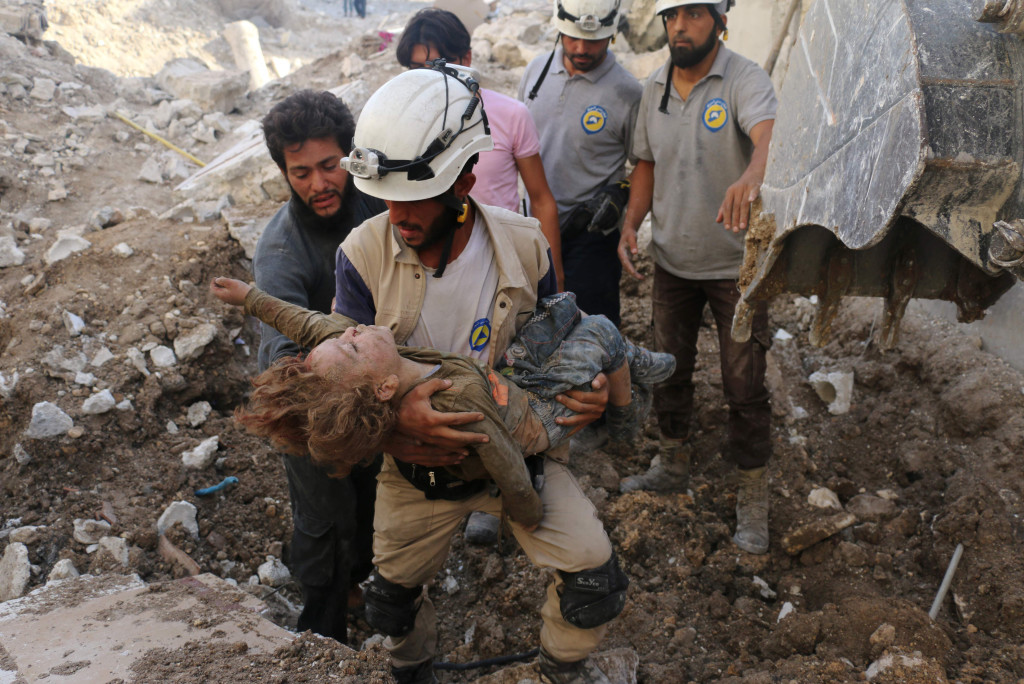 foto : ameer alhalbi : topshot - a syrian civil defence volunteer, known as the white helmets, holds the body of a child after he was pulled from the rubble following a government forces air strike on the rebel-held neighbourhood of karm homad in the northern city of aleppo, on october 4, 2016. syrian regime forces advanced against rebels during intense street battles in the heart of aleppo, after the united states abandoned talks with russia aimed at reviving a ceasefire deal. / afp photo / ameer alhalbi