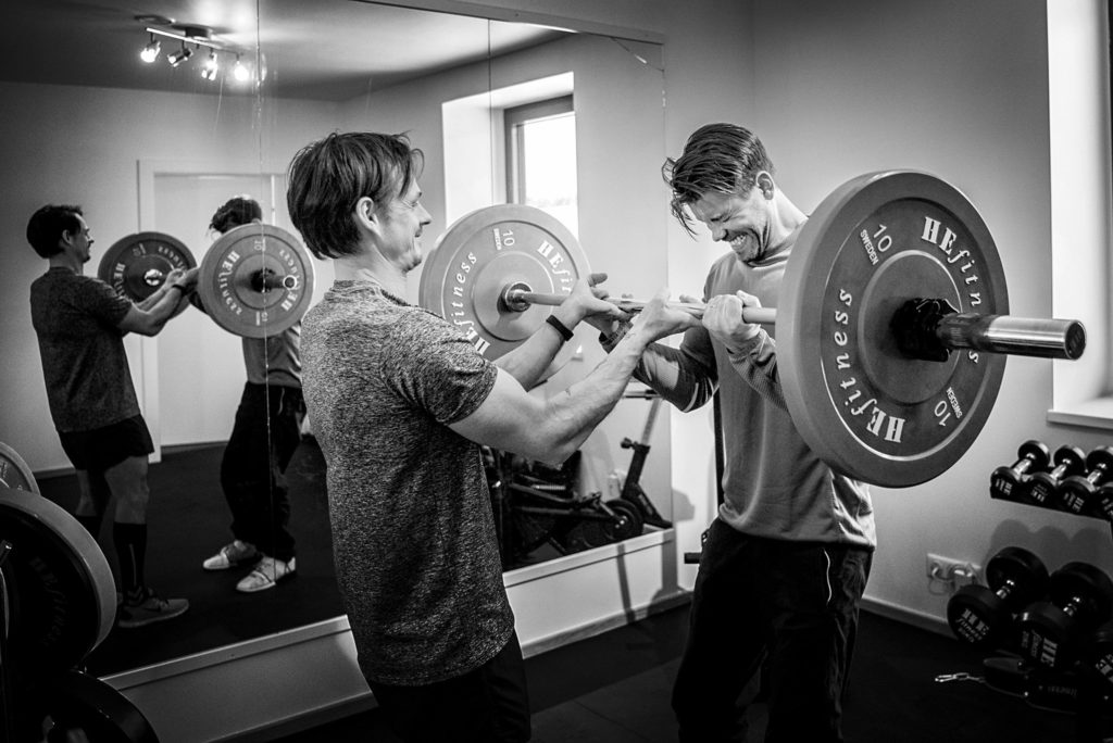 Studier visar att du kan träna hela 18 % hårdare med en träningspartner vid din sida.