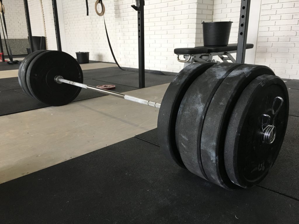 Fokusera dina träningspass vid låga repetitionsantal och höga belastningsnivåer om din målsättning består av maximal styrkeökning.