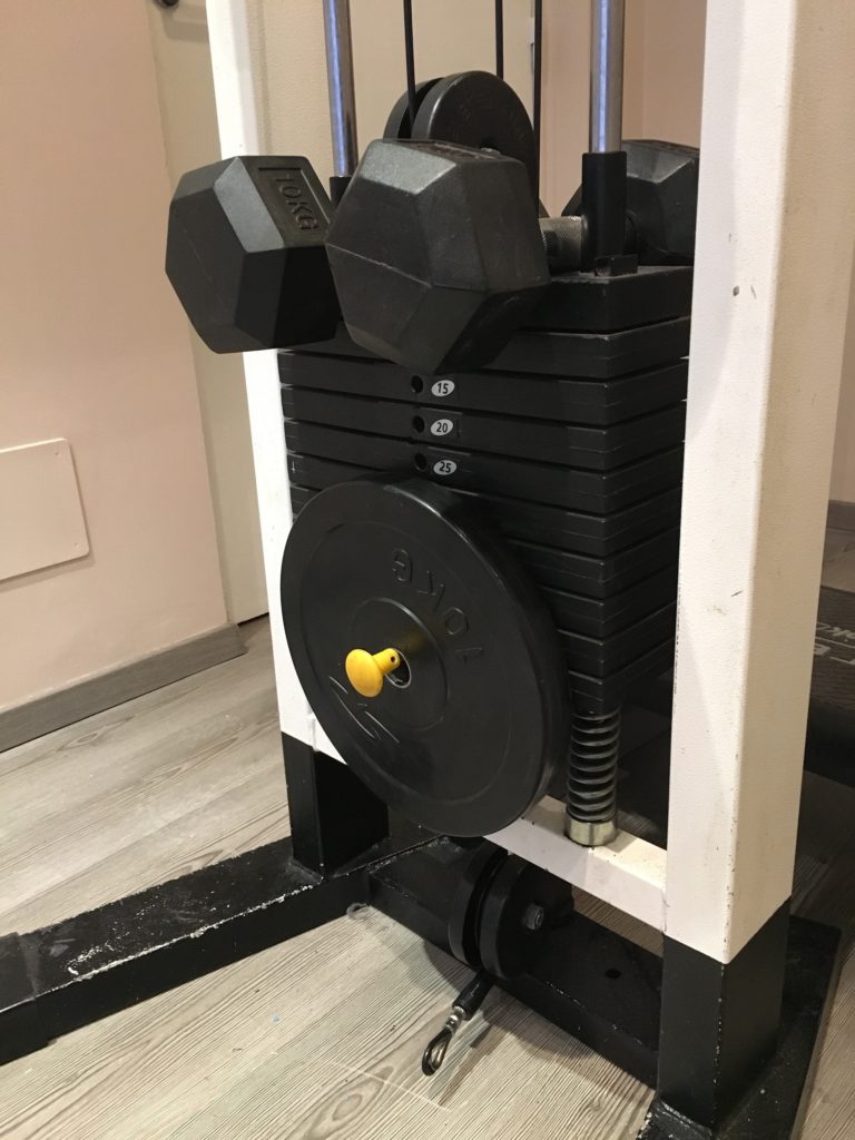 Om gymmet inte har tillräckligt med vikter eller lusten tryter, skippa vikterna och fokusera istället på kroppsviktsövningar och ökade intenstitetsnivåer.