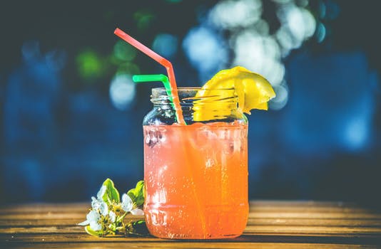 Pwo eller stranddrink? Om du siktar på att ta igen för förlorade träningstillfällen under semestern kommer sommarveckorna fyllas med båda alternativen.