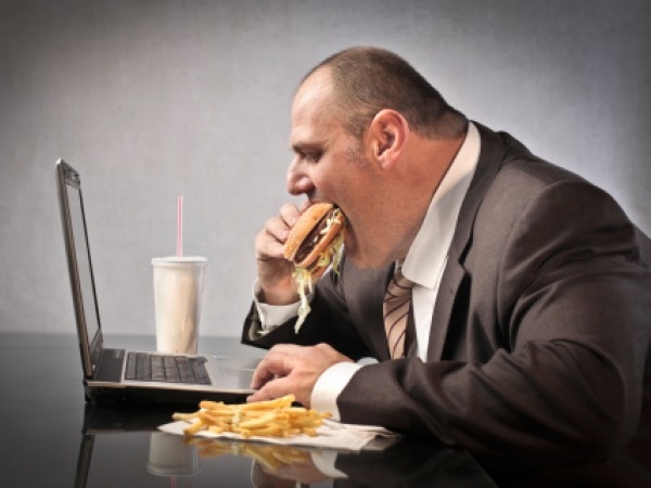 "Jag äter lunch vid datorn för att spara lite tid idag". Grattis - du brände just dagens enda vettiga chans att komma upp och röra på dig. Bild lånad av: Indiatimes.com