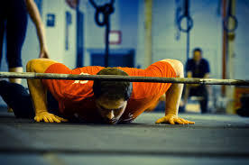 Bar facing burpees - utför en burpee (med ansiktet mot skivstången), hoppa jämfota över och repetera utförandet.