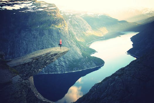 Önskar du förbränna helgens smörgåstårta? Inga problem. Hitta en bergtopp med bländande utsikt och yoga loss i 60 min.
